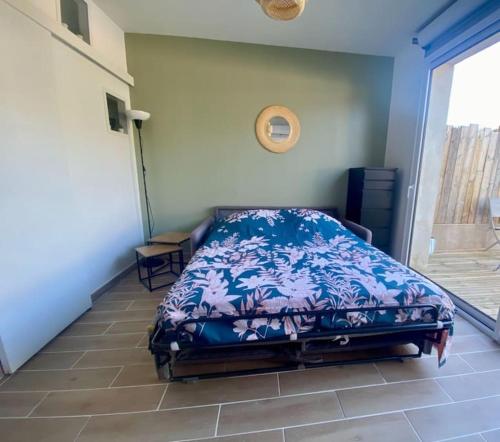 une chambre avec un lit dans une pièce avec une fenêtre dans l'établissement studio avec terrasse, à La Londe-les-Maures