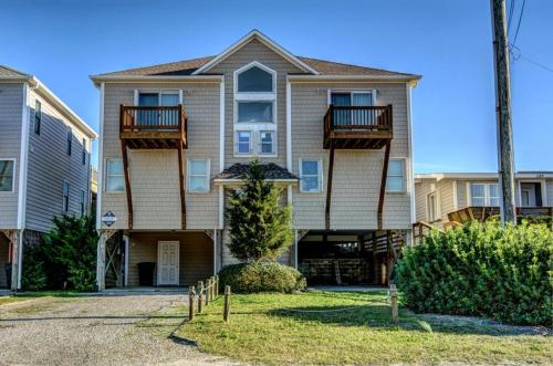 een huis met balkons aan de zijkant bij Barefoot Bungalow in Surf City