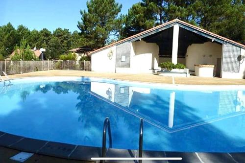 une piscine devant une maison dans l'établissement Charmante maison vue sur les pins, à Moliets-et-Maa