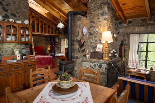 a living room with a table and a bedroom at Hermosa cabaña en el bosque in Tres Marías