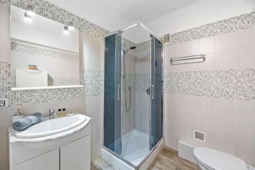 une salle de bain avec une douche, un lavabo et des toilettes dans l'établissement LE LANDELLE - Centre- Climatisation -Proche Gare SNCF, à Menton