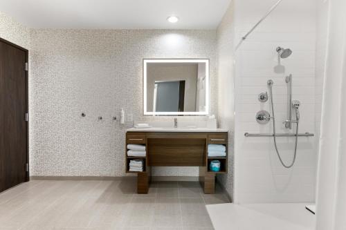 W łazience znajduje się umywalka oraz prysznic z lustrem. w obiekcie Home2 Suites By Hilton Phoenix Downtown w mieście Phoenix