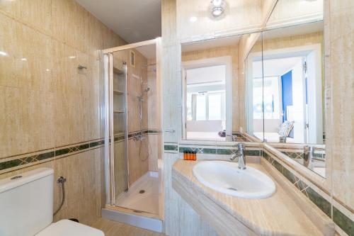 a bathroom with a sink and a shower and a toilet at Trendy Homes Paradise in Aguadulce