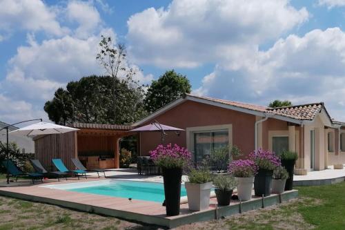 une villa avec piscine et une maison dans l'établissement Villa Marebi entre océan et vignes, à Sainte-Hélène