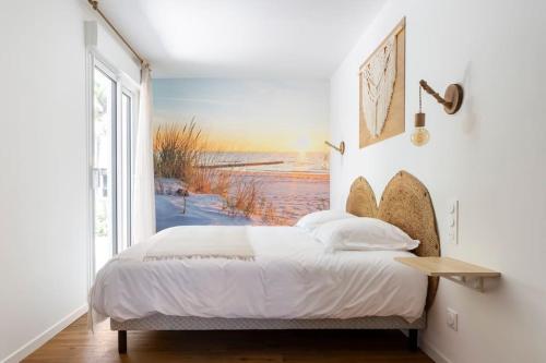 une chambre avec un lit et une grande fenêtre dans l'établissement Villa Marebi entre océan et vignes, à Sainte-Hélène