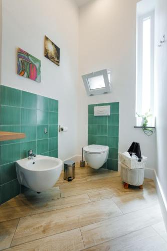 a bathroom with a tub and a sink and a toilet at It's Room Naples in Naples