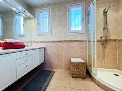 Villa Tournesol - Villa idéal pour les familles Quartier résidentiel MAE-5271 في لا غراند موت: حمام مع دش ومغسلة وحوض استحمام