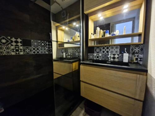 une salle de bain avec deux lavabos et un miroir dans l'établissement Résidence Hawai 1 - Maisonnette studio mezzanine 4 couchages - PORT LEUCATE MAE-7981, à Leucate