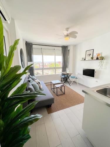 En eller flere senge i et værelse på Elegant 1BDR Bright Flat with Pool