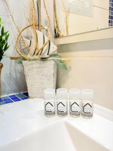 Et badeværelse på Elegant 1BDR Bright Flat with Pool