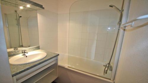 une salle de bain blanche avec un lavabo et une douche dans l'établissement Résidence Parc Aux Etoiles - A103PAE - APPT T3 AVEC BALCON - 4/6 pers MAE-8634, à Narreyroux