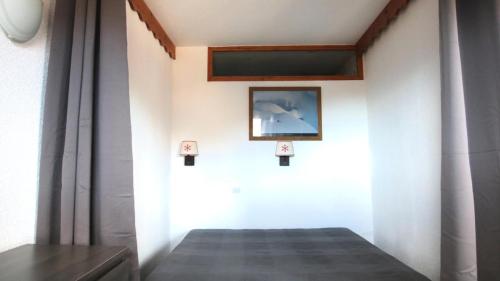 une chambre avec un lit et un tableau au mur dans l'établissement Résidence Parc Aux Etoiles - A103PAE - APPT T3 AVEC BALCON - 4/6 pers MAE-8634, à Narreyroux