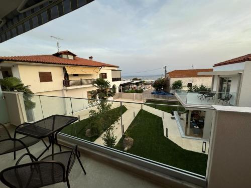 a balcony with chairs and a view of a yard at Studio Nikiti Beach in Nikiti
