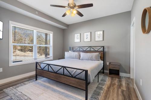 Ένα ή περισσότερα κρεβάτια σε δωμάτιο στο Billiards, Arcades, Peaceful Oasis, 400 of Daily Attraction Tickets!