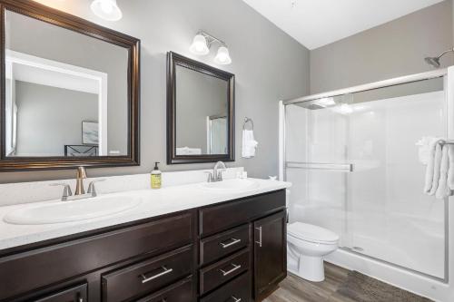 Ένα μπάνιο στο Billiards, Arcades, Peaceful Oasis, 400 of Daily Attraction Tickets!