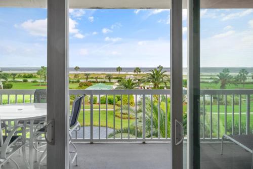 Balkón nebo terasa v ubytování St. Simons Grand 214 - 1400 Ocean Blvd