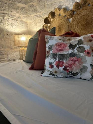 una cama con dos almohadas encima en Trulli Enjoy, en Noci