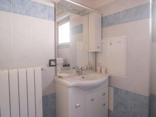 Et badeværelse på Dante with spacious balcony and Lake view