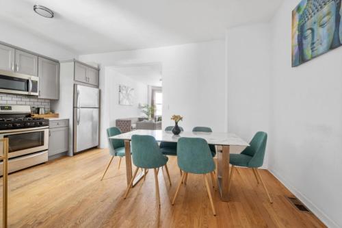 a kitchen and dining room with a table and chairs at Modern Home 4BR 3BA - 20 Min to Timesquare in Jersey City