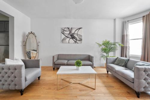 a living room with two couches and a table at Modern Home 4BR 3BA - 20 Min to Timesquare in Jersey City