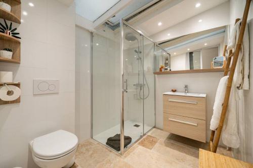 une salle de bain avec une douche, des toilettes et un lavabo dans l'établissement Kazaluka - Appartement au cœur d'Arles, à Arles