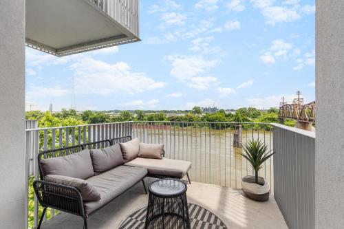 Μπαλκόνι ή βεράντα στο River View High-End Condo with Private Patio and FREE Parking