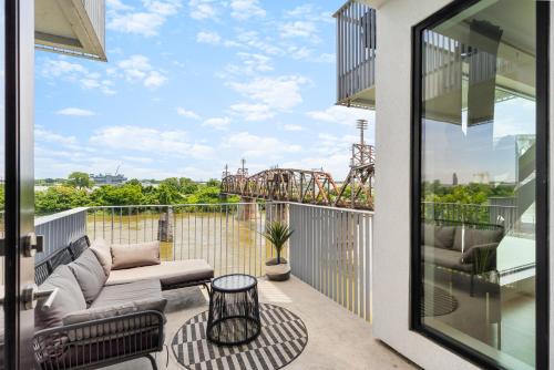 Μπαλκόνι ή βεράντα στο River View High-End Condo with Private Patio and FREE Parking