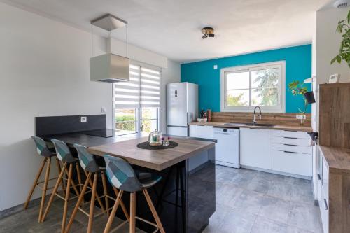 Photo de la galerie de l'établissement Le Grand Pin - Maison confortable et spacieuse, à Montfaucon