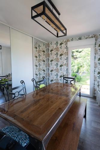 Photo de la galerie de l'établissement Le Grand Pin - Maison confortable et spacieuse, à Montfaucon