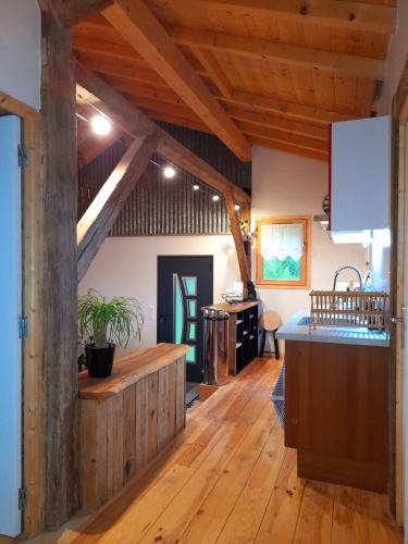 Il comprend une cuisine dotée de parquet et de poutres apparentes. dans l'établissement Demi-chalet à la montagne, à Chevenoz