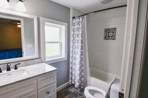 Et badeværelse på Ducktown Cottage-Ducktown TN