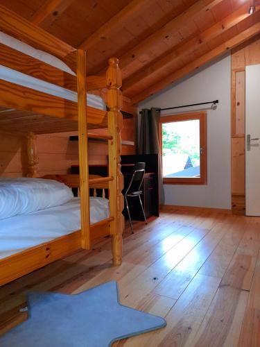 une chambre avec un lit superposé et un bureau dans l'établissement Demi-chalet à la montagne, à Chevenoz