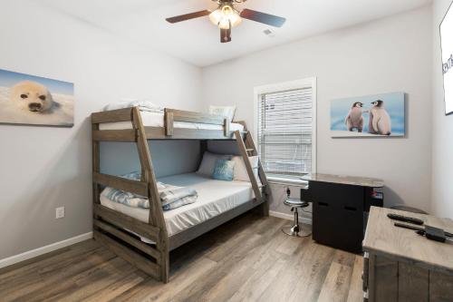 Ένα ή περισσότερα κρεβάτια σε δωμάτιο στο Golf Course OnSite, Pvt Hot Tub, Free Tickets, Gated Community, Near Silver Dollar City!