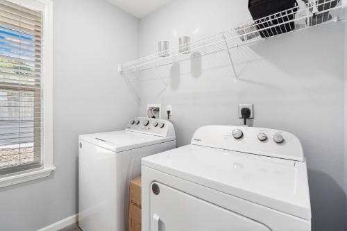 Φωτογραφία από το άλμπουμ του Golf Course OnSite, Pvt Hot Tub, Free Tickets, Gated Community, Near Silver Dollar City! σε Branson West