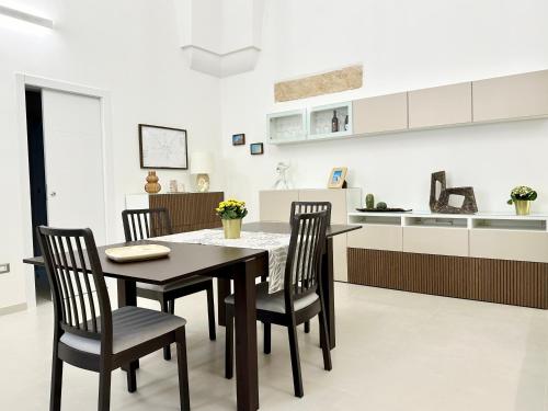 a kitchen and dining room with a table and chairs at La Dimora del Corso appartamento in Campi Salentina