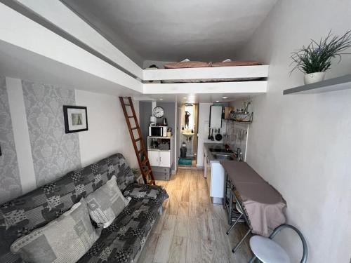 un salon avec un canapé et une table dans l'établissement Petit studio de charme, à Villefranche-sur-Mer