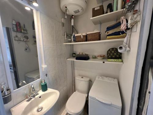 une petite salle de bain avec toilettes et lavabo dans l'établissement Petit studio de charme, à Villefranche-sur-Mer