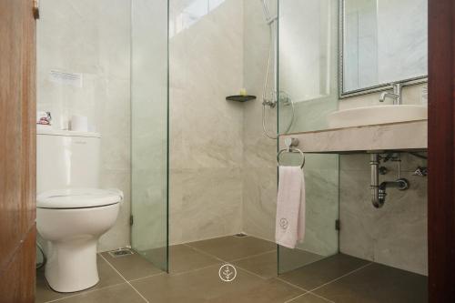 Ένα μπάνιο στο Anindya Hill View Villa 7 bedrooms with a private swimming pool