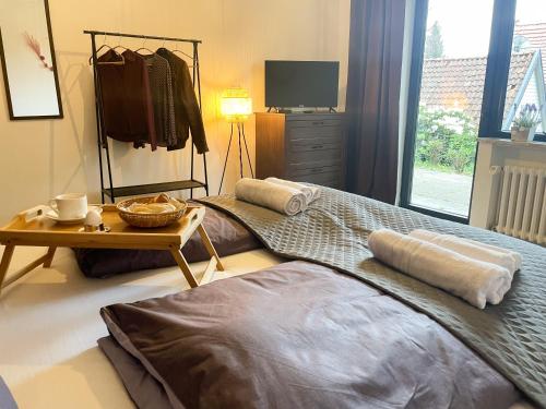 Μια τηλεόραση ή/και κέντρο ψυχαγωγίας στο LaLeLou Braunlage, perfekt für Familien, zentral mit Garten 120qm, inkl Wäschepaket und WLAN, Boxspringbett, 6 Personen