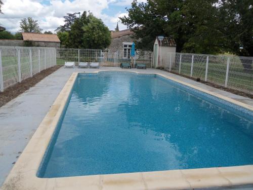 une grande piscine bleue dans une cour dans l'établissement Maison avec piscine, à Serres-et-Monguyard