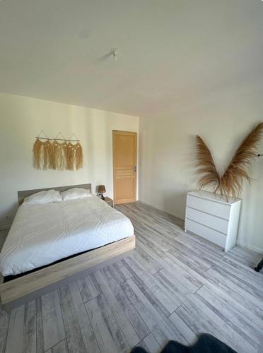 une chambre avec un lit et un parquet dans l'établissement Appartement T3, à Marseillette