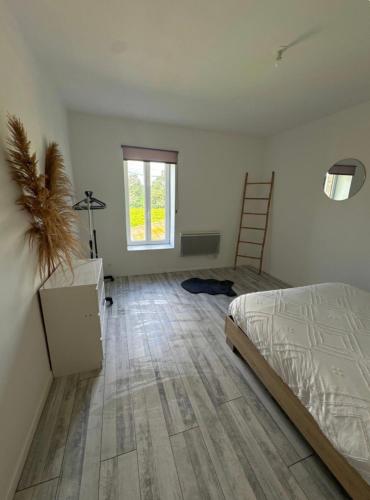 une chambre avec un lit, un bureau et une fenêtre dans l'établissement Appartement T3, à Marseillette