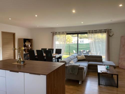 un salon avec un canapé et une table dans l'établissement Casa Anna, à Bonifacio