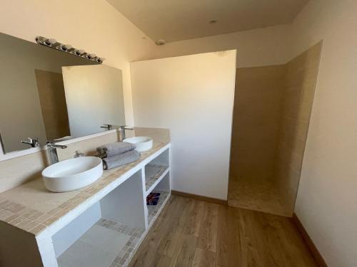 une salle de bain avec deux lavabos et un grand miroir dans l'établissement Casa Anna, à Bonifacio