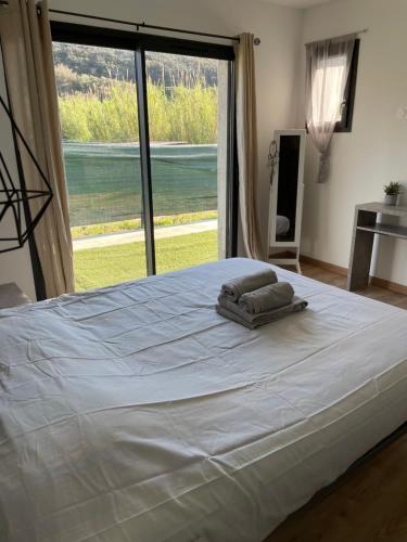 - un lit avec 2 oreillers dans une chambre avec fenêtre dans l'établissement Casa Anna, à Bonifacio