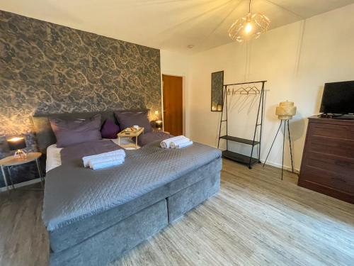 Ένα ή περισσότερα κρεβάτια σε δωμάτιο στο LaLeLou Braunlage, perfekt für Familien, zentral mit Garten 120qm, inkl Wäschepaket und WLAN, Boxspringbett, 6 Personen