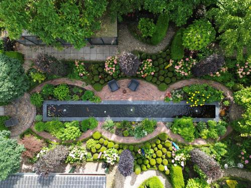 an overhead view of a garden with plants and flowers at Appartement Siebengewald in Siebengewald