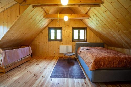 Giường trong phòng chung tại Woodlovers cottage