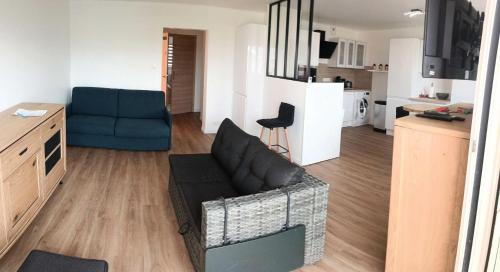 un salon avec un canapé et une cuisine dans l'établissement Résidence Grand Sud - Appartement 6 couchages proche plage MAE-7554, à Six-Fours-les-Plages