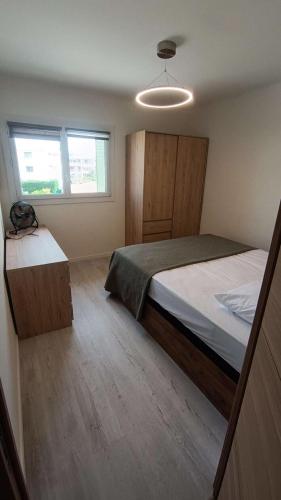 une chambre avec un grand lit et une fenêtre dans l'établissement Résidence Grand Sud - Appartement 6 couchages proche plage MAE-7554, à Six-Fours-les-Plages